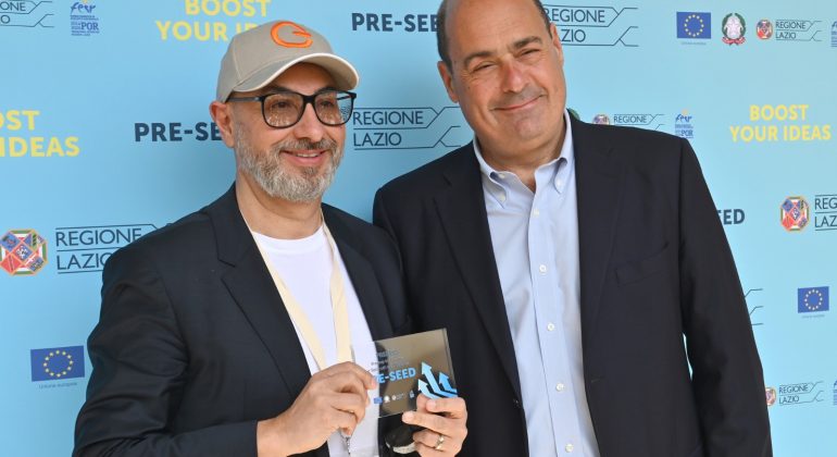 Il Ceo di Gesthome Armidoro dell'Elce con il presidente della regione Lazio Zingaretti durante la premiazione