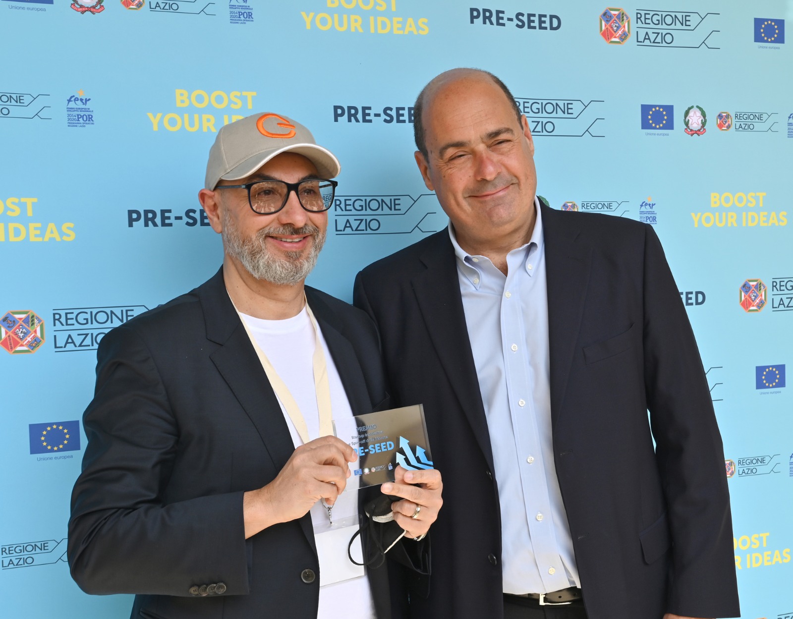 Il Ceo di Gesthome Armidoro dell'Elce con il presidente della regione Lazio Zingaretti durante la premiazione